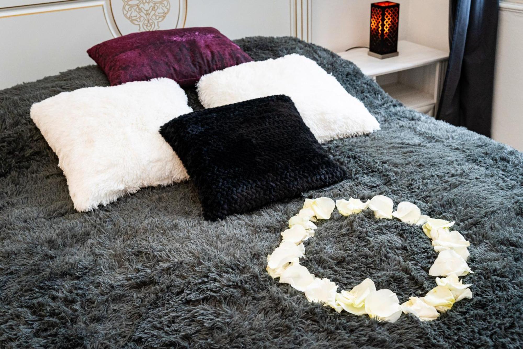 Black Gold Kingdom Apartment Prag